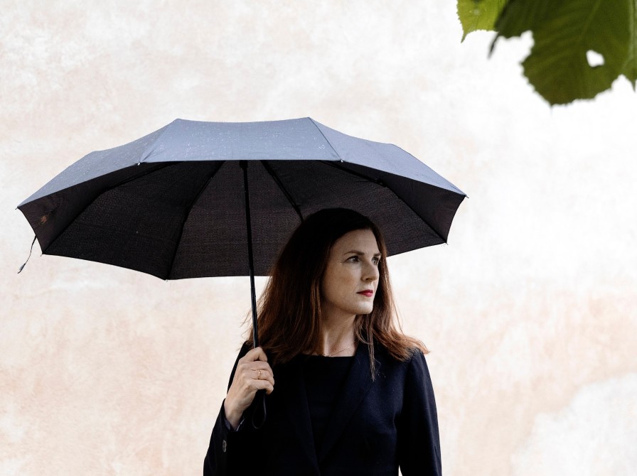 Forfatterportræt: Kirsten Hammann med paraply